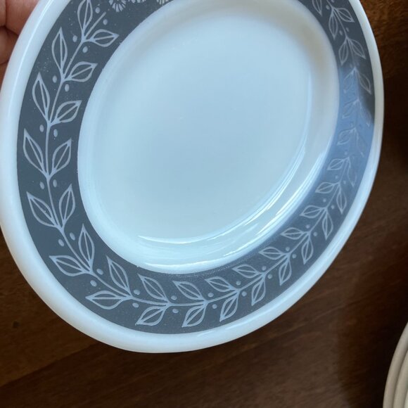 Vintage Pyrex Gray Laurel Leaf Small Serving Platters Set of six - Picture 7 of 9